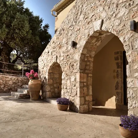 בית נופש Dounias Village - Traditional Architecture & Modern Luxury, By Zantewize Koríthion